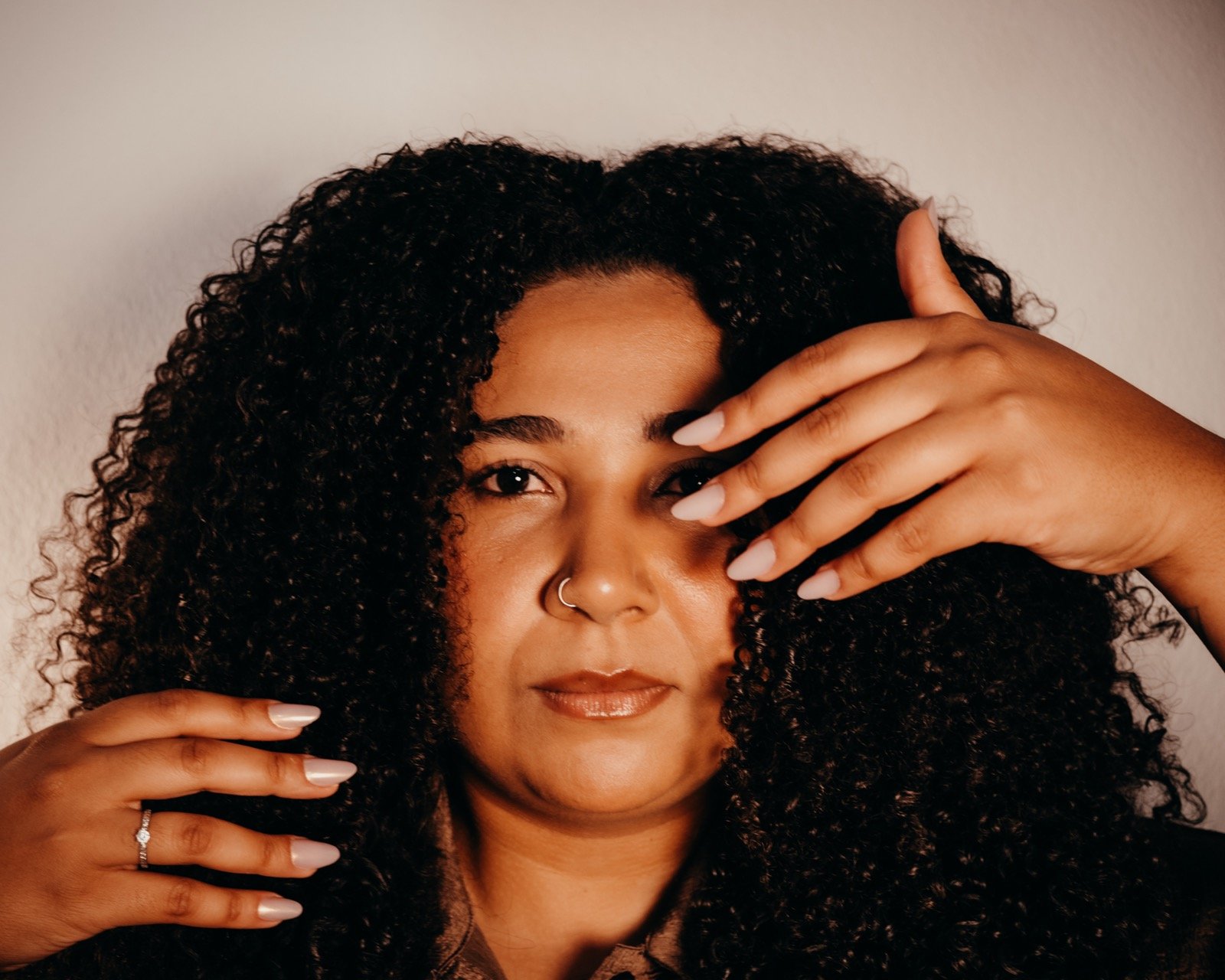Daiana Rangel a mostrar o seu trabalho de nail design